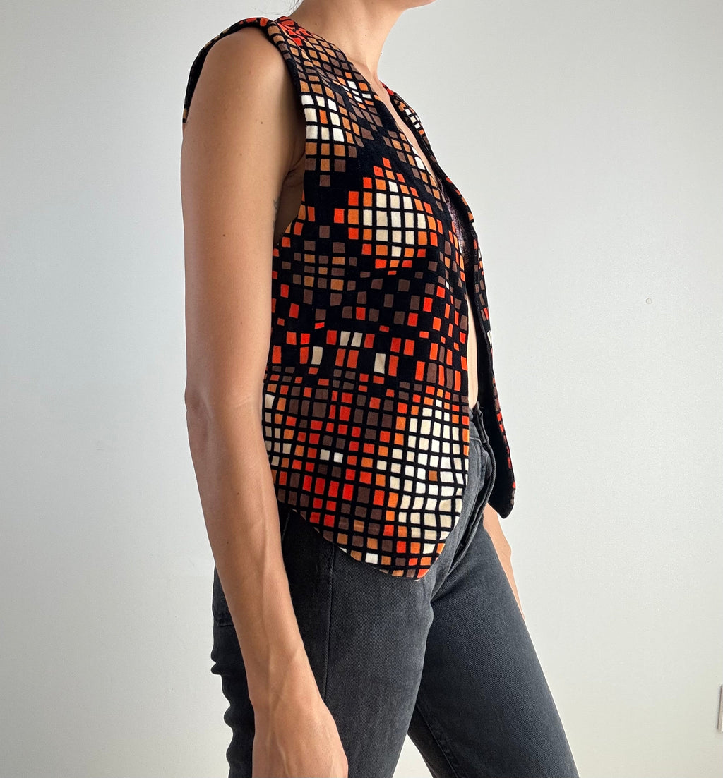 Gilet vintage velluto nero fantasia quadri geometrici anni '70, vista laterale con dettaglio taglio lungo a punte