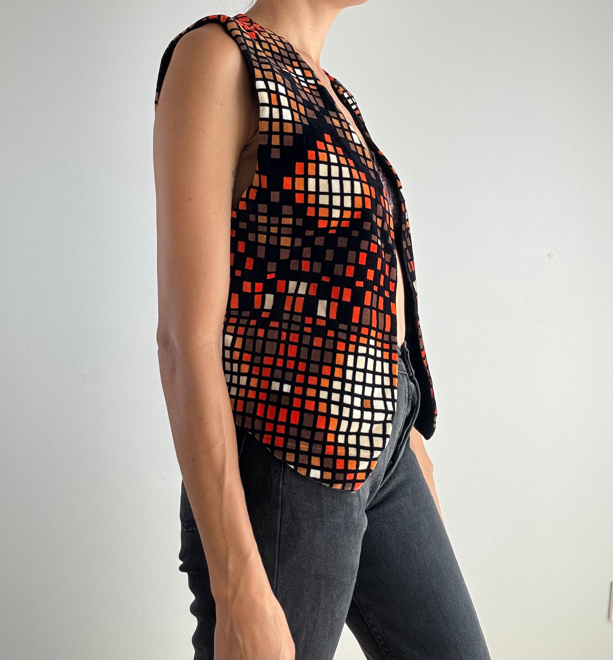 Gilet vintage velluto nero fantasia quadri geometrici anni '70, vista laterale con dettaglio taglio lungo a punte