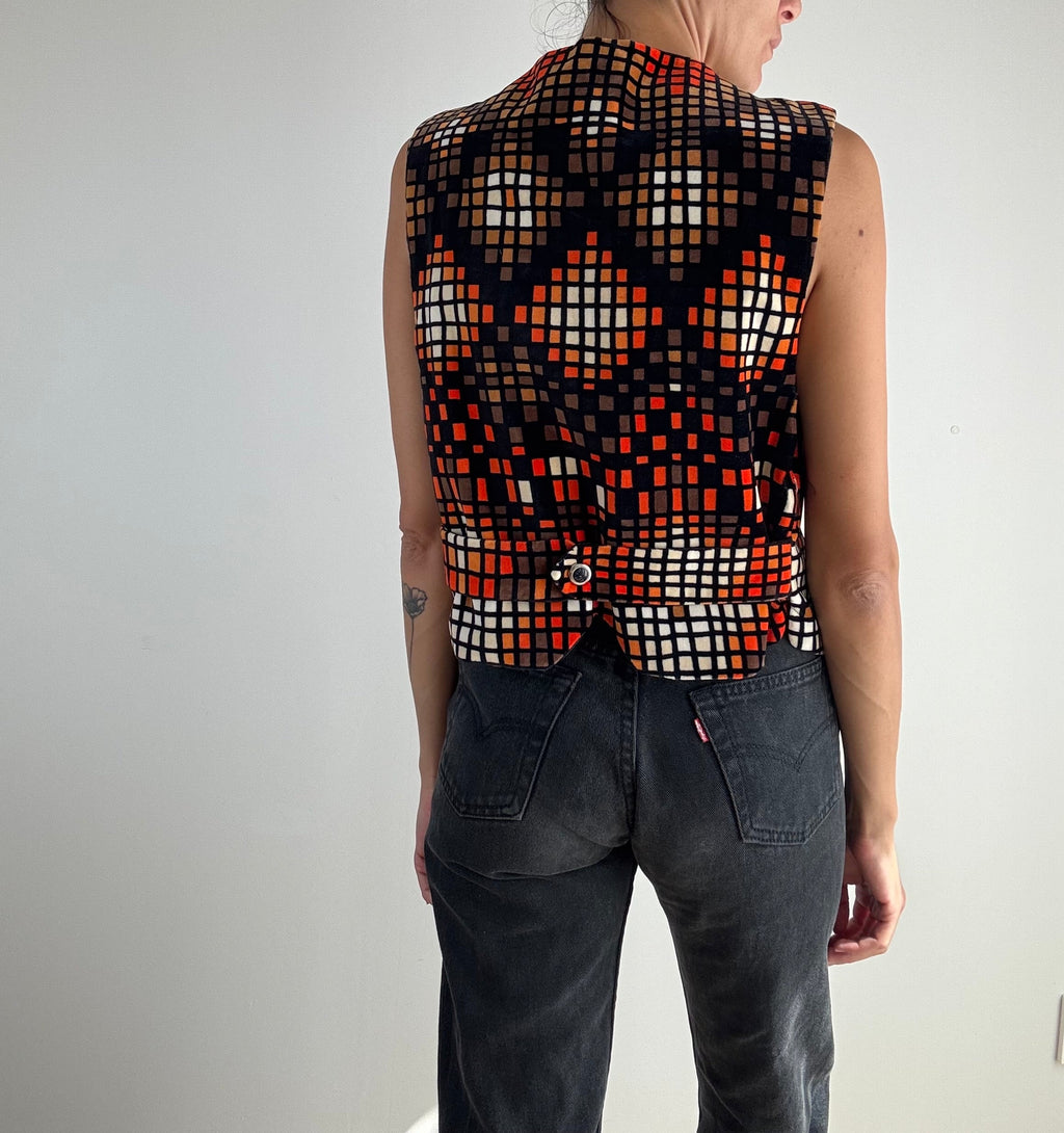 Gilet vintage velluto nero fantasia quadri geometrici rosso e arancio, vista posteriore con cinturino regolabile