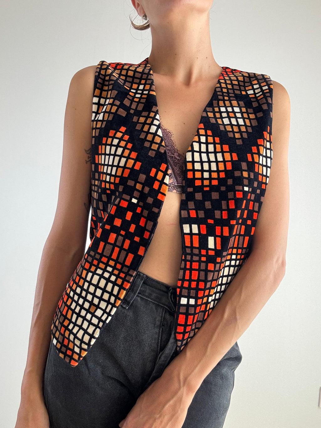 Gilet vintage velluto nero fantasia quadri geometrici anni '70, vista frontale intera con scollo a V profondo