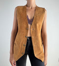 Gilet vintage camoscio camel anni '80, vista frontale aperto con scollo a V e bottoni in corno