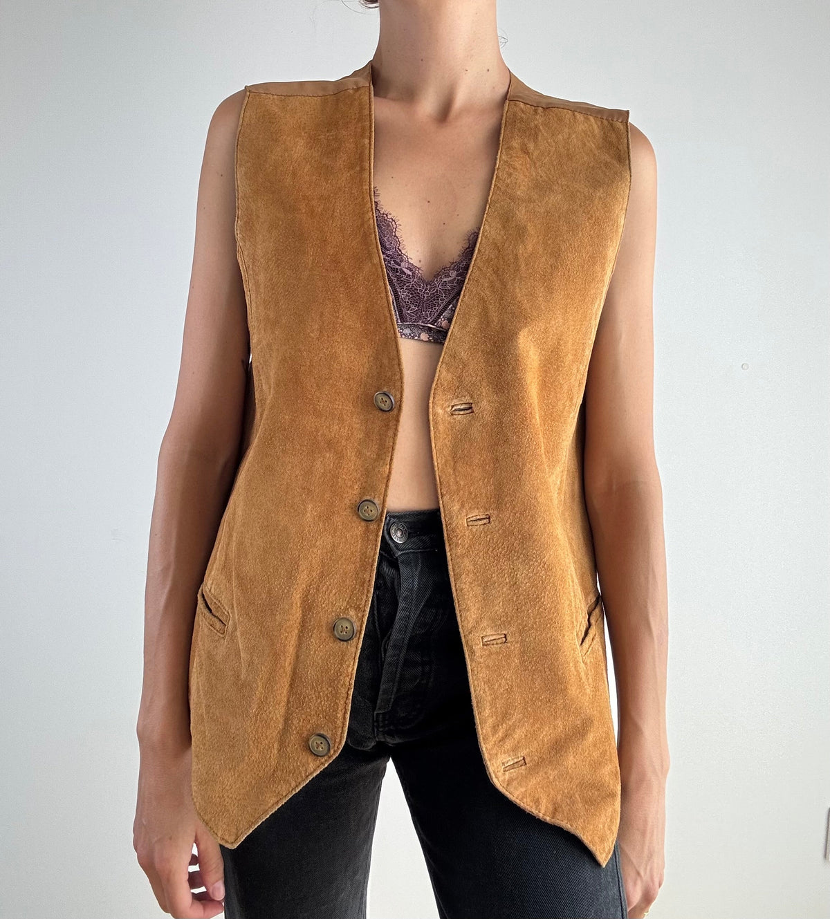Gilet vintage camoscio camel anni '80, vista frontale aperto con scollo a V e bottoni in corno