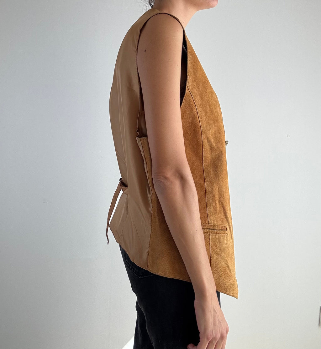 Gilet vintage camoscio camel anni '80, vista laterale con dettaglio tasca a filetto e laccetto retro