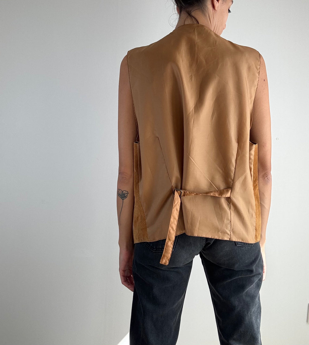 Gilet vintage camoscio camel anni '80, vista posteriore retro in raso con laccetto regolabile in vita