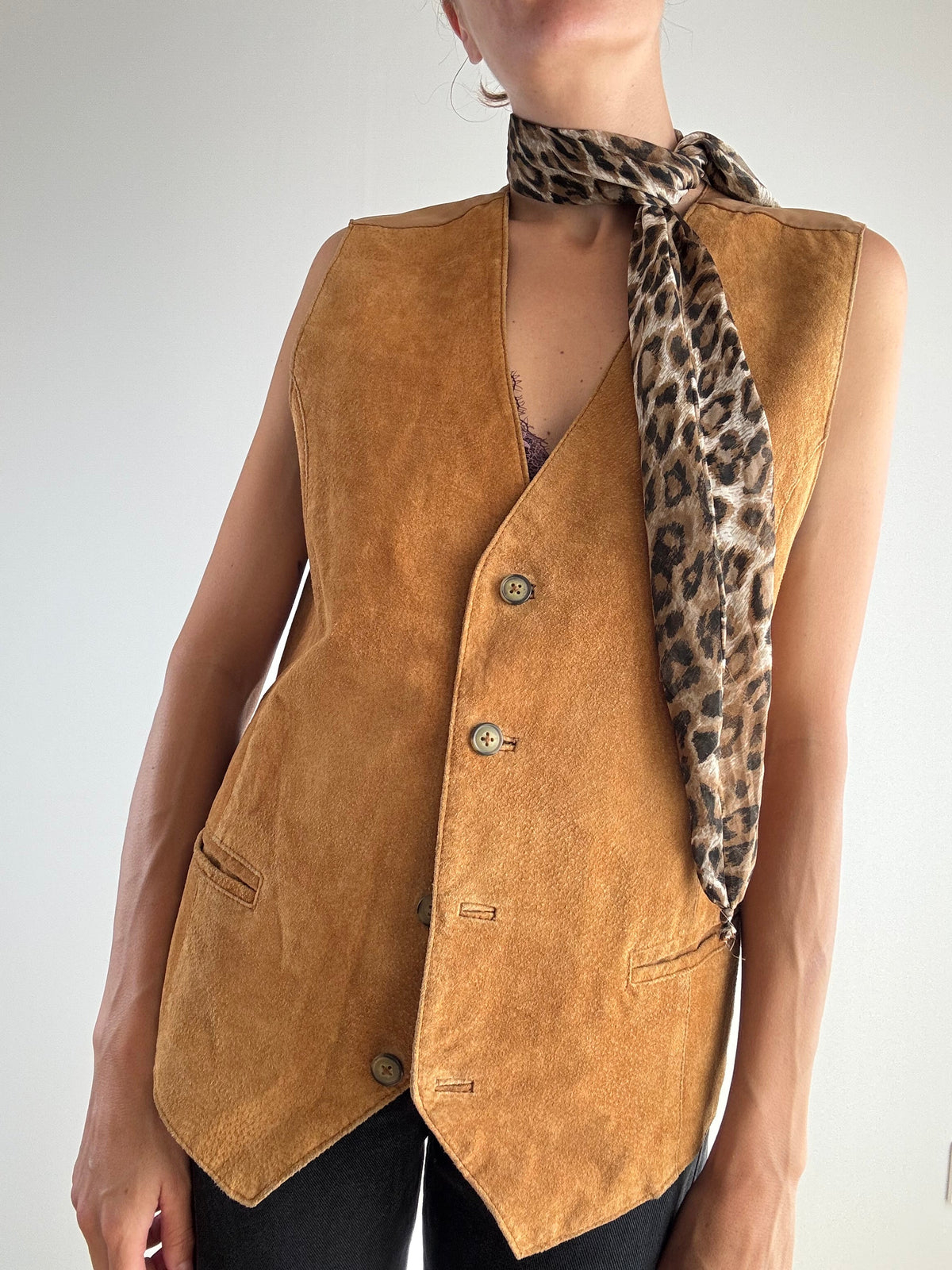 Gilet vintage camoscio camel anni '80, vista frontale chiuso con bottoni in corno e foulard leopardato