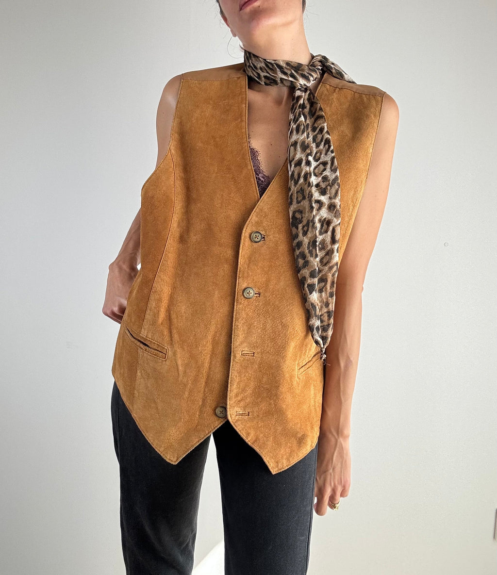 Gilet vintage camoscio camel anni '80, vista frontale intera con taglio a punte e foulard leopardato