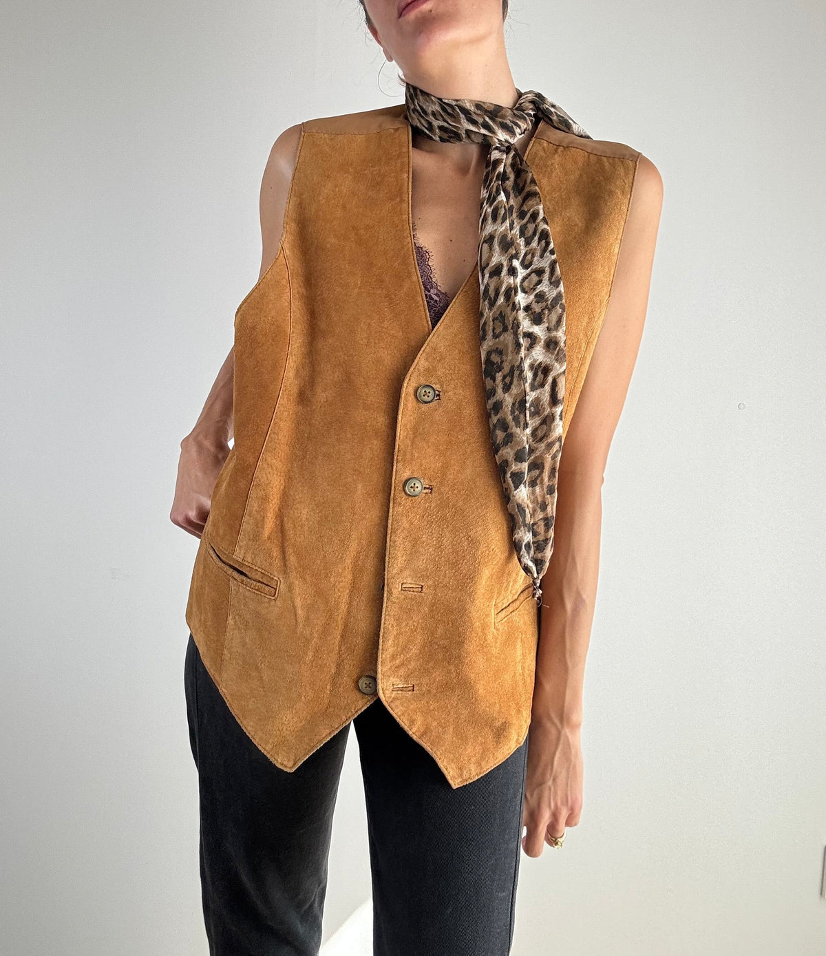 Gilet vintage camoscio camel anni '80, vista frontale intera con taglio a punte e foulard leopardato