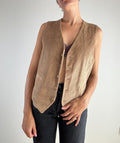 Gilet vintage velluto a coste beige anni '70, vista frontale aperto con scollo a V e tasche a toppa