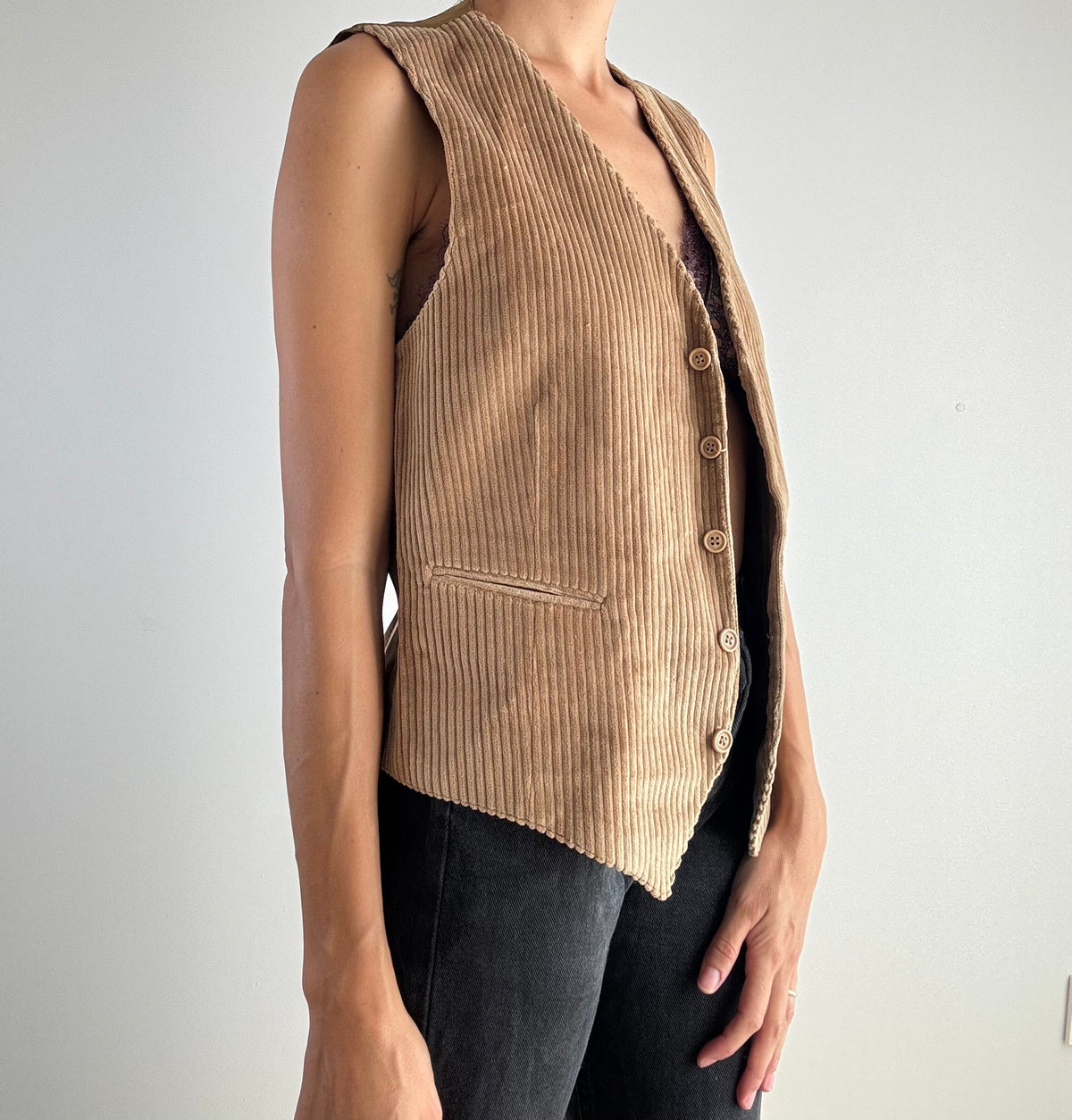 Gilet vintage velluto a coste beige anni '70, vista laterale con dettaglio bottoni beige e taglio a punte