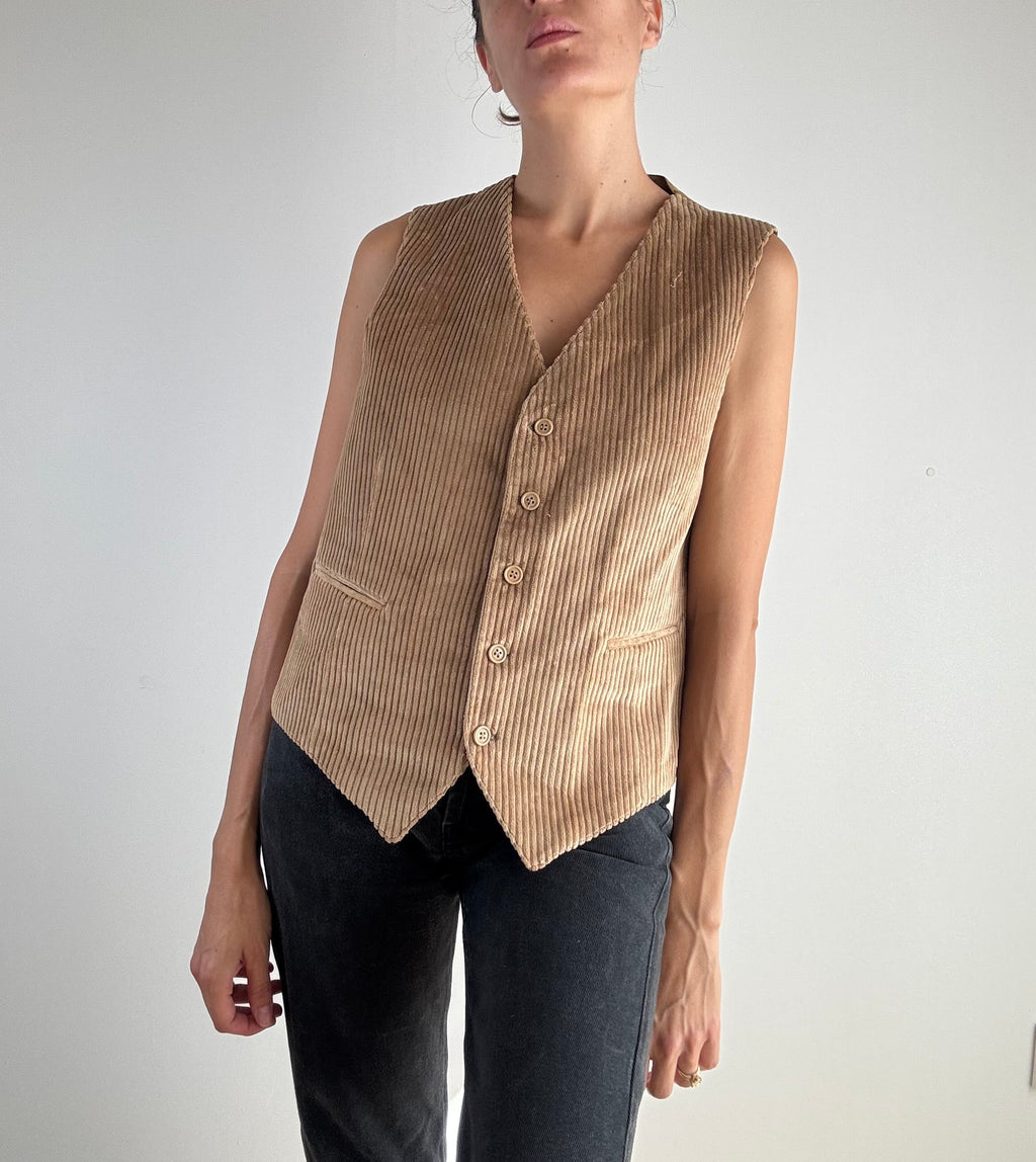 Gilet vintage velluto a coste beige anni '70, vista frontale chiuso con cinque bottoni beige mimetici