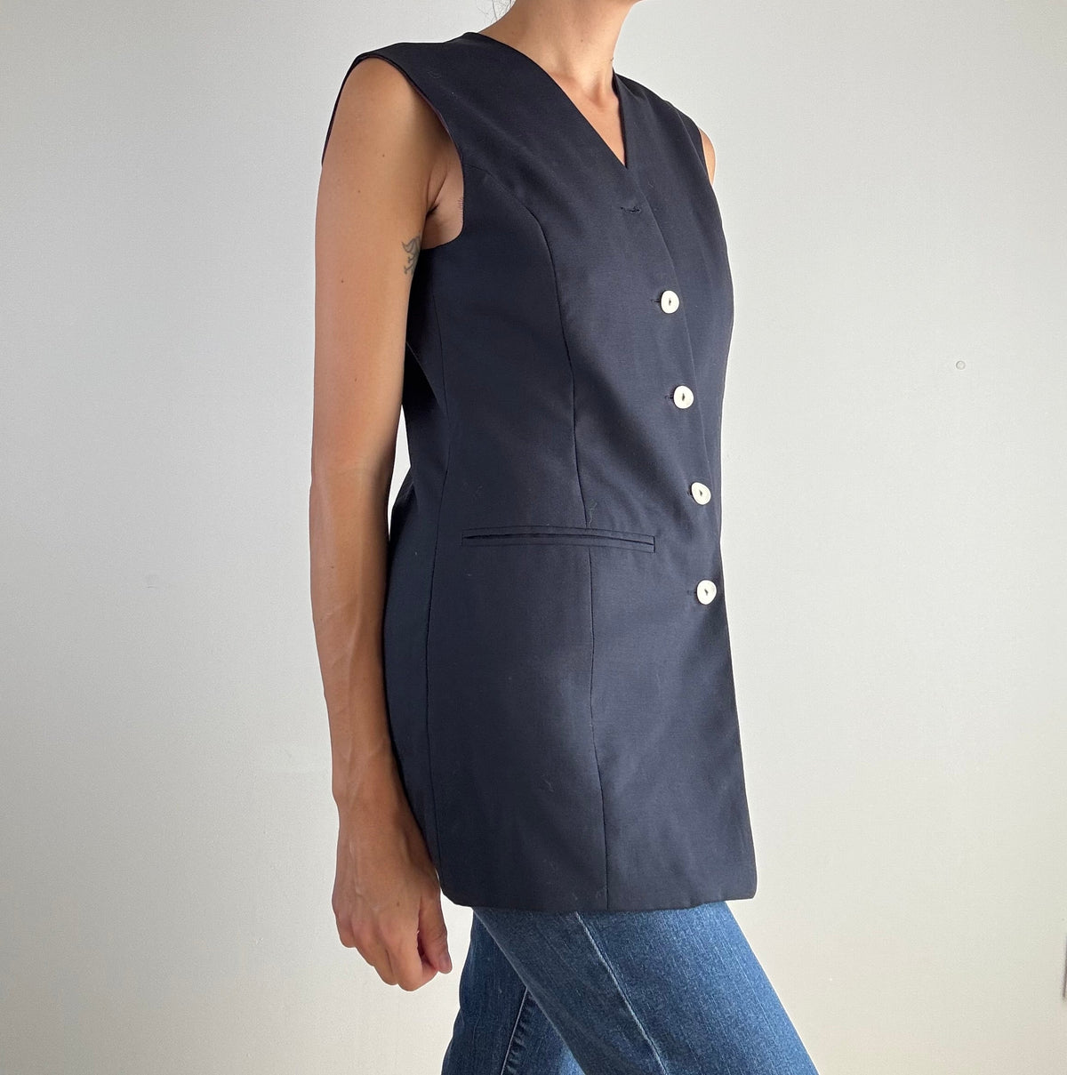 Gilet lungo vintage blu notte frescolana anni '90, vista laterale con dettaglio taglio maxi e bottoni madreperla