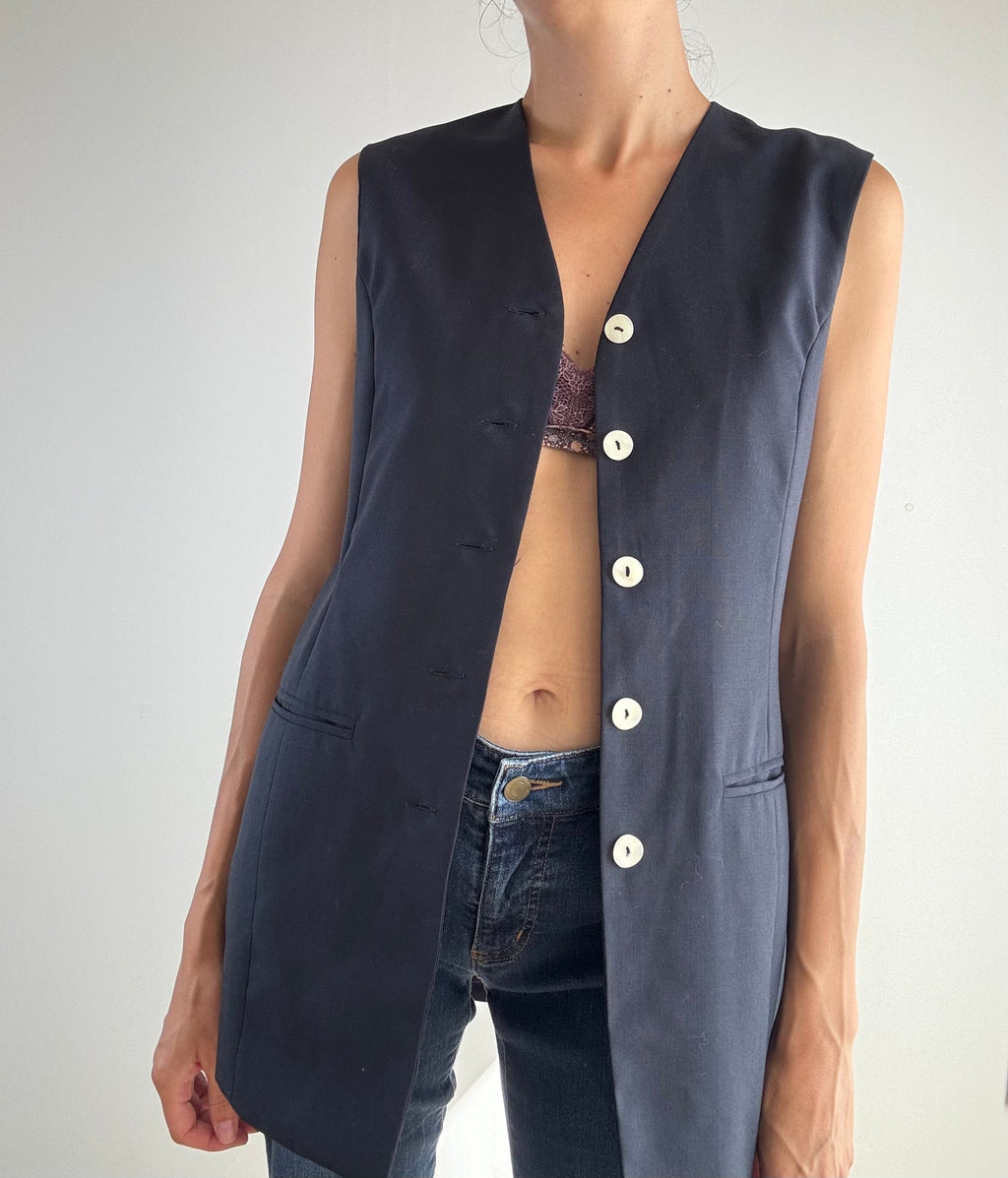 Gilet lungo vintage blu notte frescolana anni '90, vista frontale aperto con spacco e dettaglio bottoni madreperla