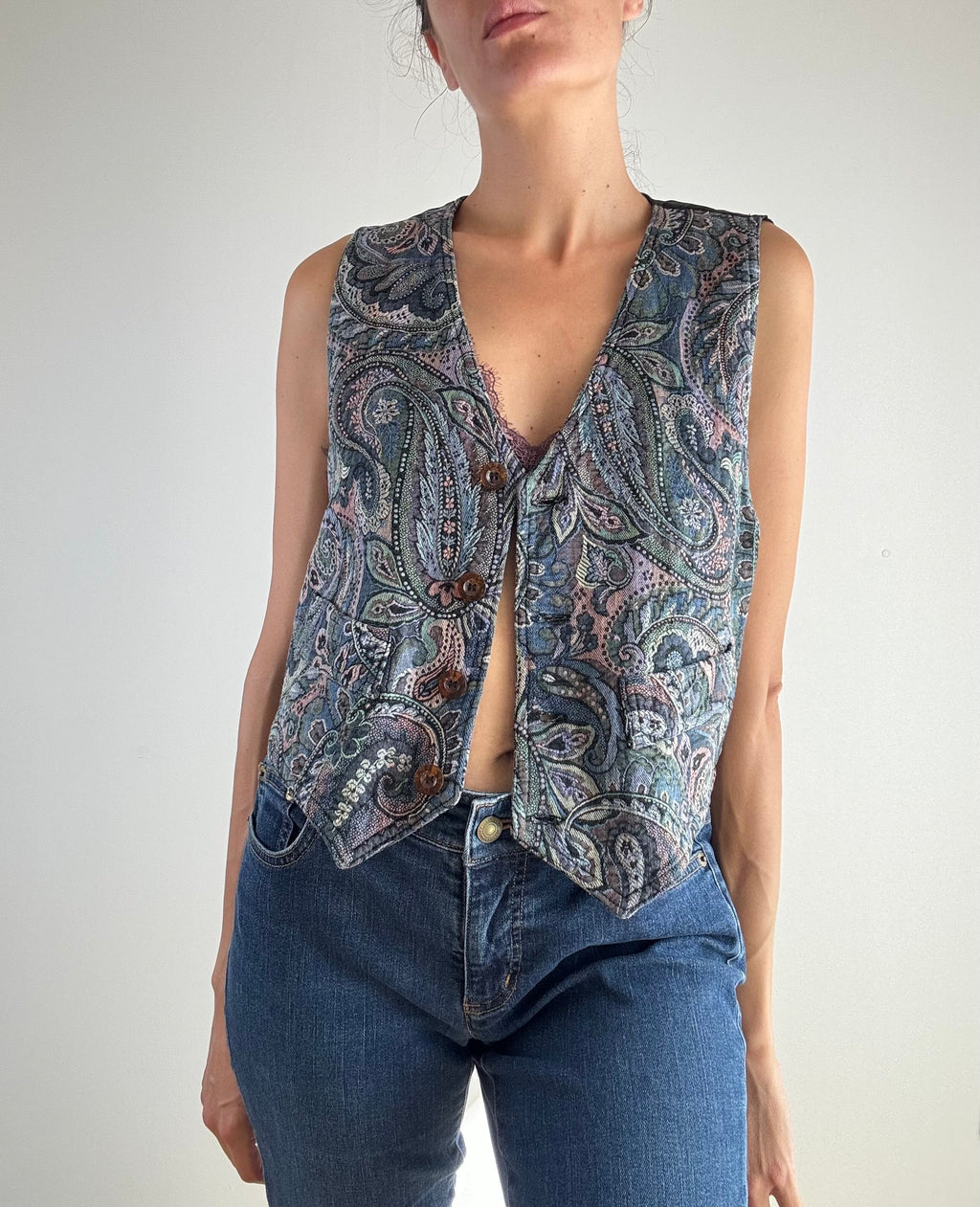 Gilet vintage cotone fantasia paisley blu verde acqua e malva anni '90, vista frontale aperto con bottoni in legno scuro