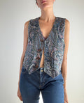 Gilet vintage cotone fantasia paisley blu verde acqua e malva anni '90, vista frontale aperto con bottoni in legno scuro
