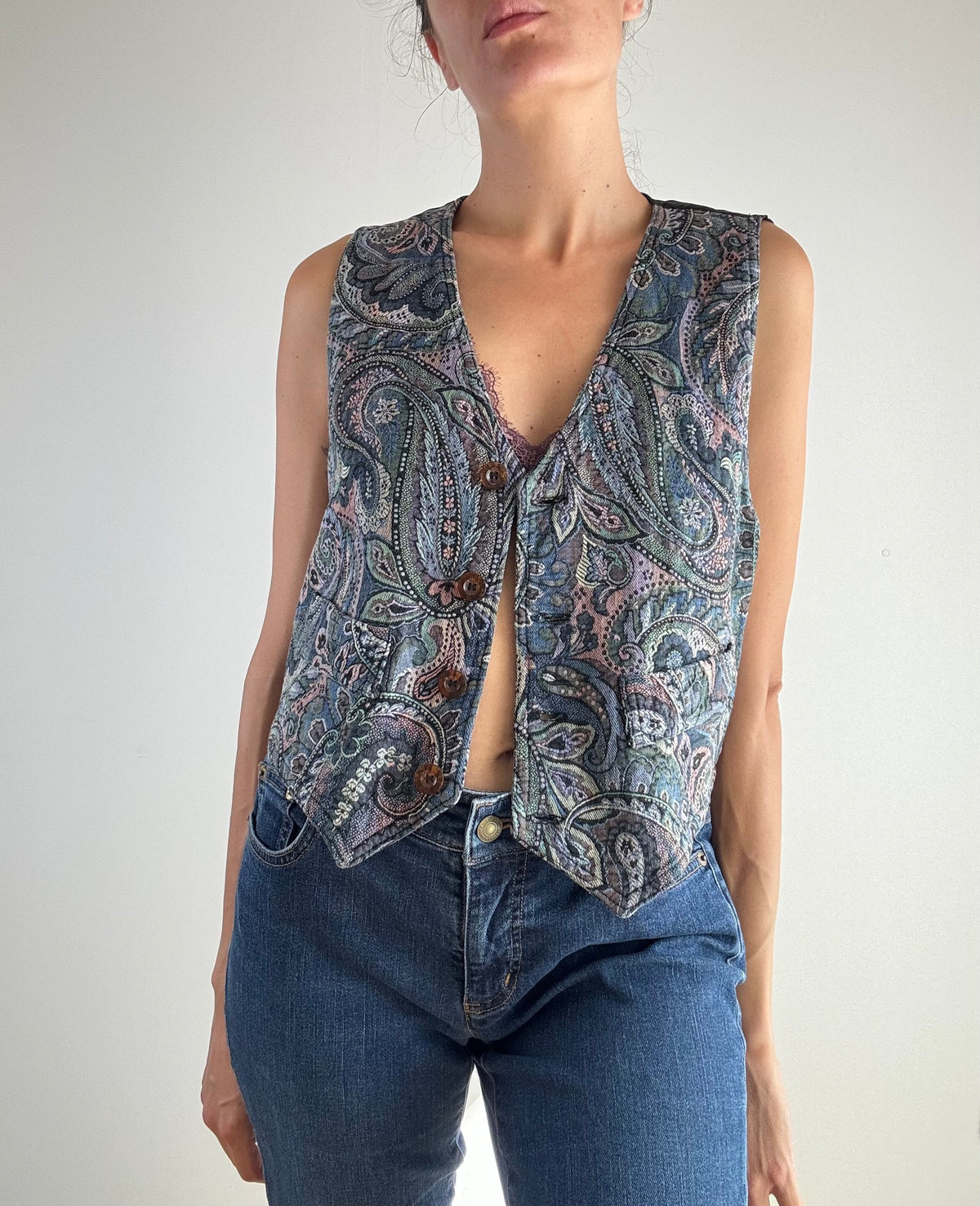 Gilet vintage cotone fantasia paisley blu verde acqua e malva anni '90, vista frontale aperto con bottoni in legno scuro