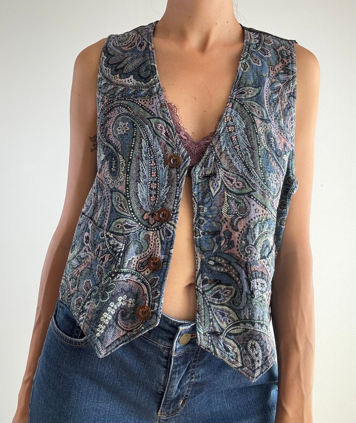 Gilet vintage cotone fantasia paisley blu e malva anni '90, vista frontale primo piano con dettaglio bottoni in legno e motivi paisley
