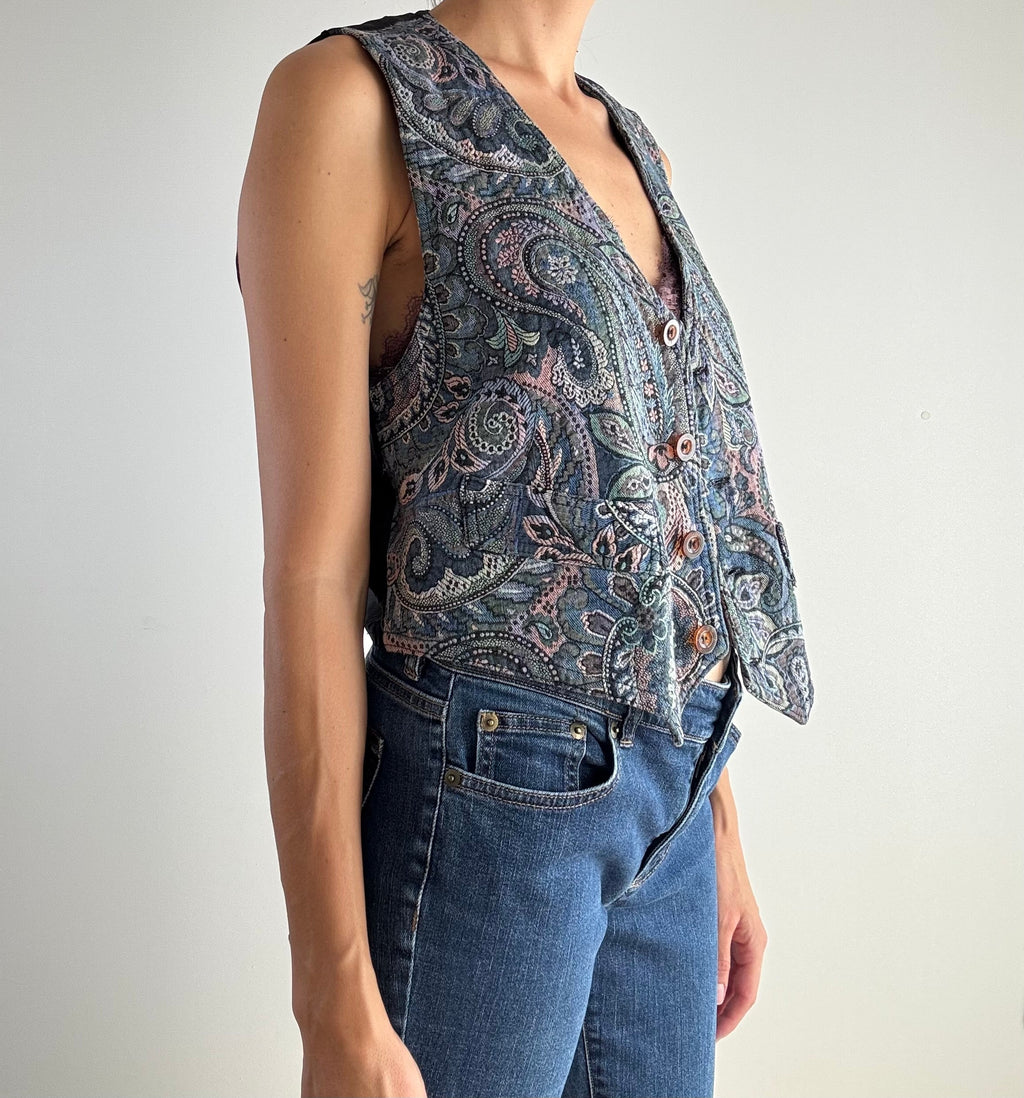 Gilet vintage cotone fantasia paisley blu e malva anni '90, vista laterale con dettaglio taglio a punte sul fondo