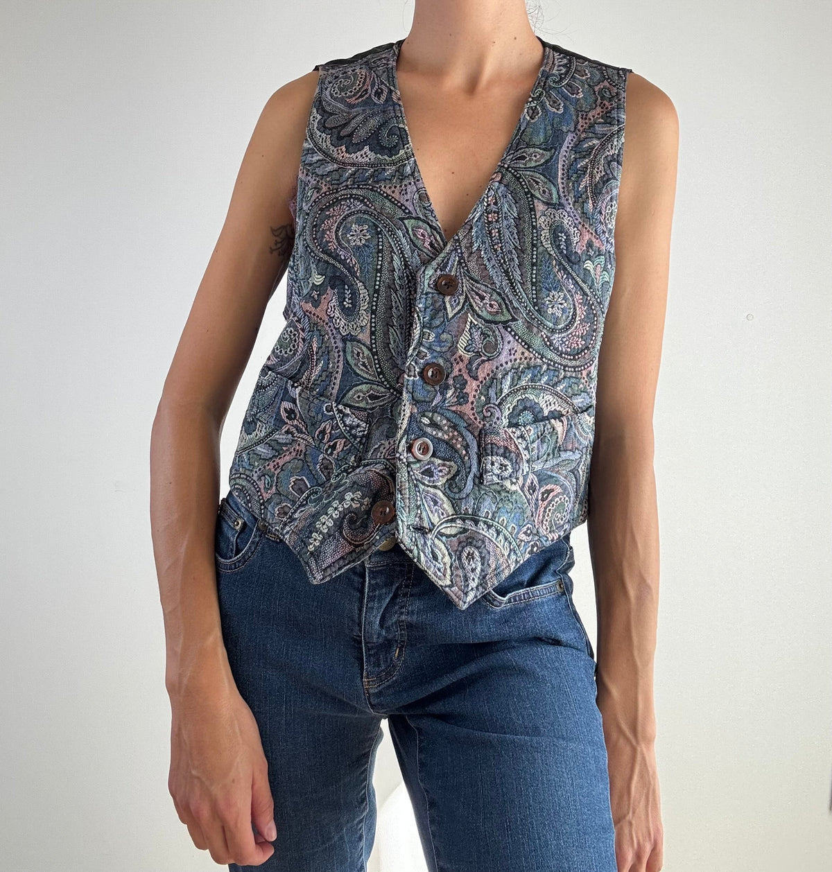 Gilet vintage cotone fantasia paisley blu verde acqua e malva anni '90, vista frontale chiuso con tre bottoni in legno scuro
