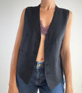 Gilet vintage lana spigata grigio antracite anni '80, vista frontale aperto con scollo a V e bottoni neri