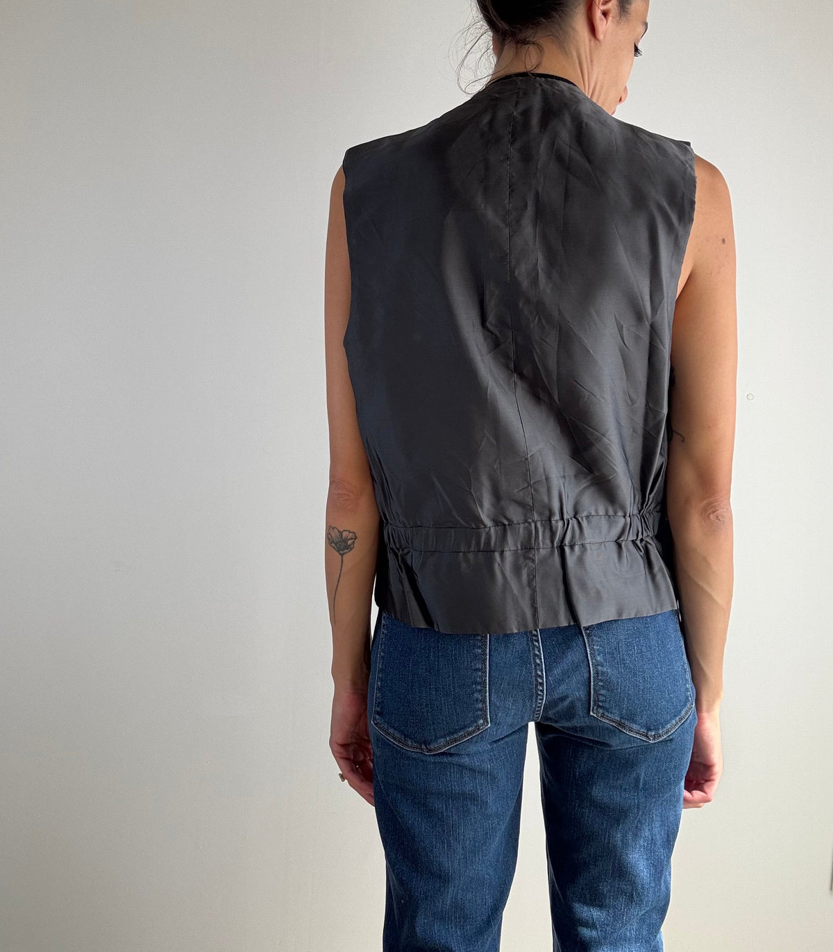 Gilet vintage lana spigata grigio antracite anni '80, vista posteriore retro in raso grigio con coulisse regolabile