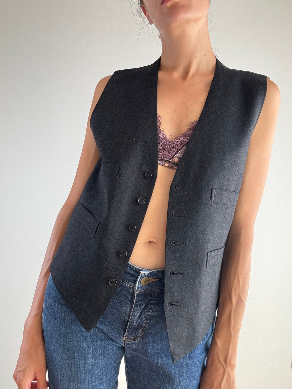 Gilet vintage lana spigata grigio antracite anni '80, vista frontale tre quarti aperto con quattro tasche a filetto