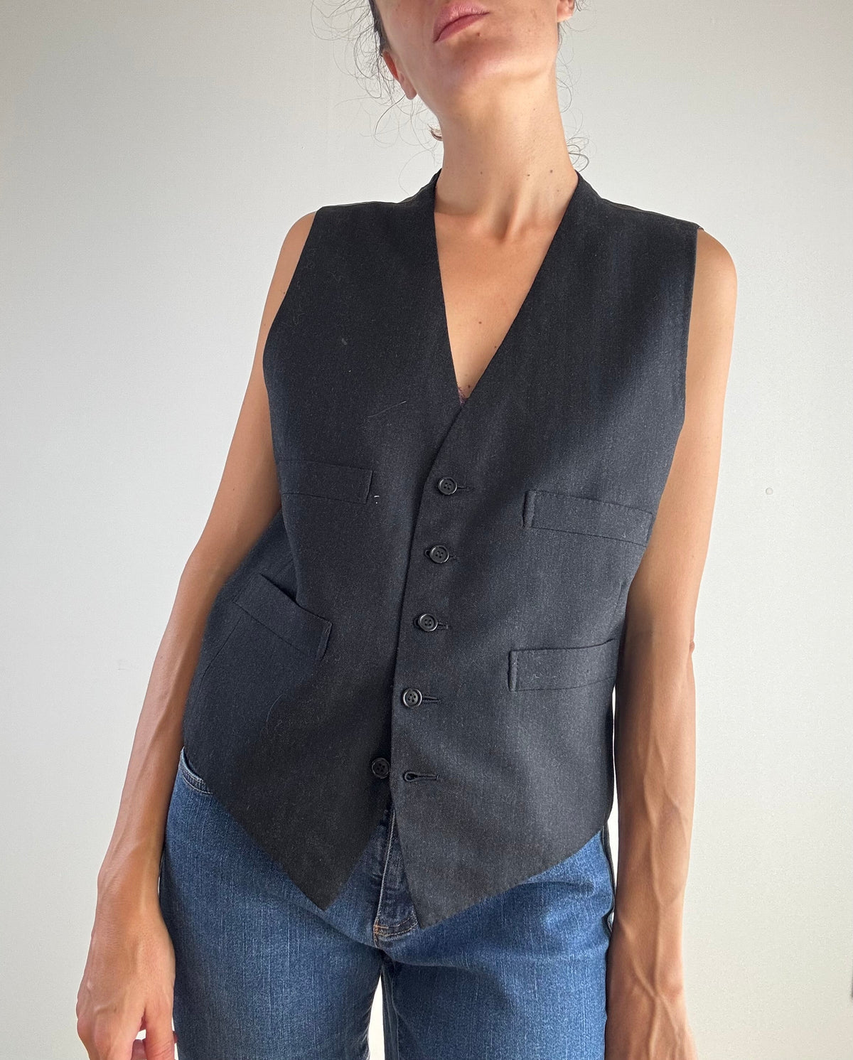 Gilet vintage lana spigata grigio antracite anni '80, vista frontale chiuso con cinque bottoni neri e tasche a filetto
