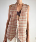 Gilet lungo vintage cotone tartan check arancio e beige anni '90, vista frontale aperto con scollo a V profondo e bottoni rivestiti