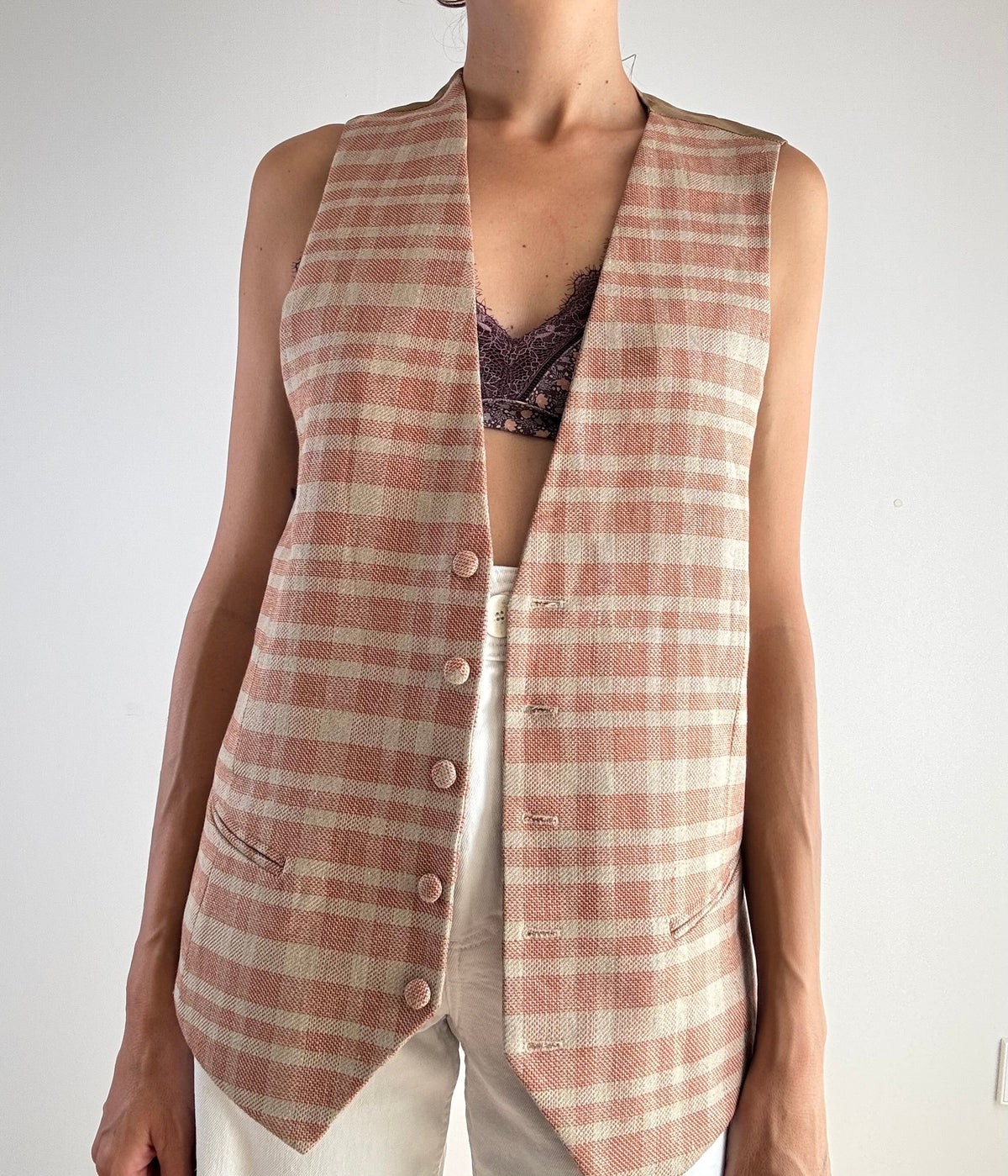 Gilet lungo vintage cotone tartan check arancio e beige anni '90, vista frontale aperto con scollo a V profondo e bottoni rivestiti