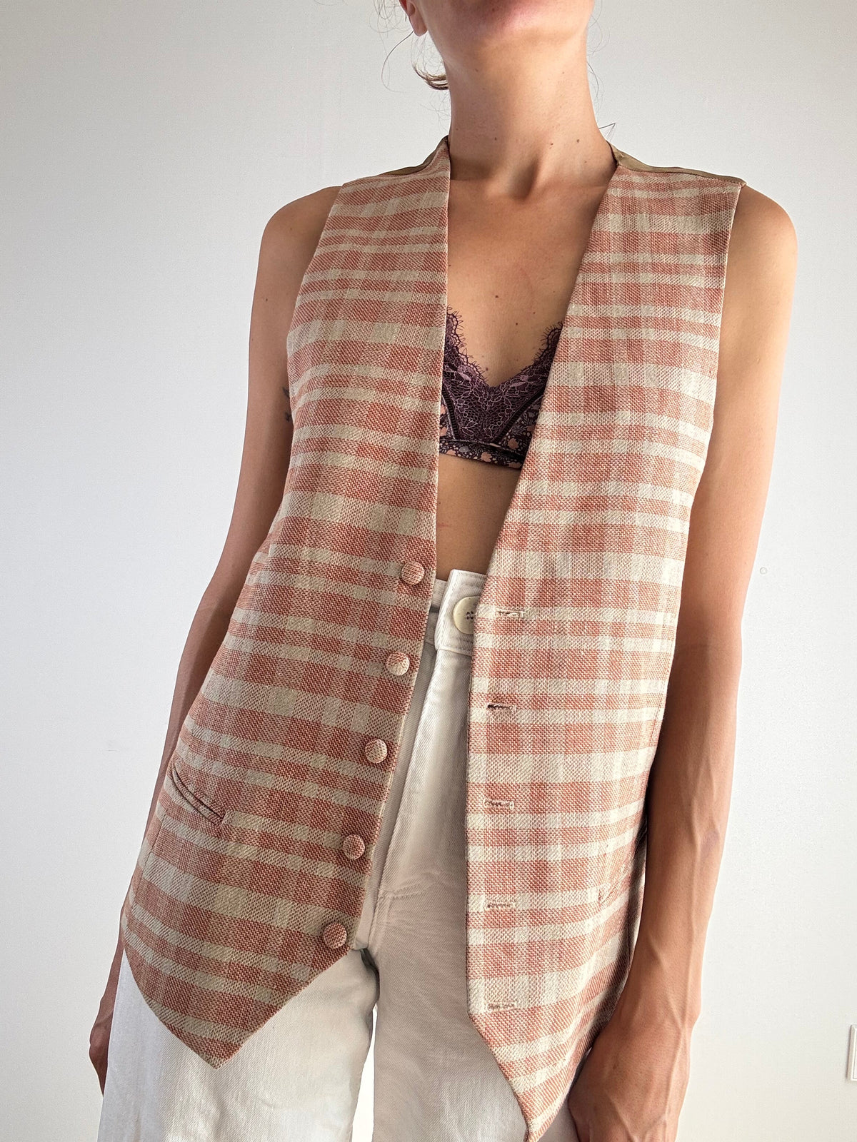 Gilet lungo vintage cotone tartan check arancio e beige anni '90, vista frontale tre quarti con tasche a filetto e taglio a punte