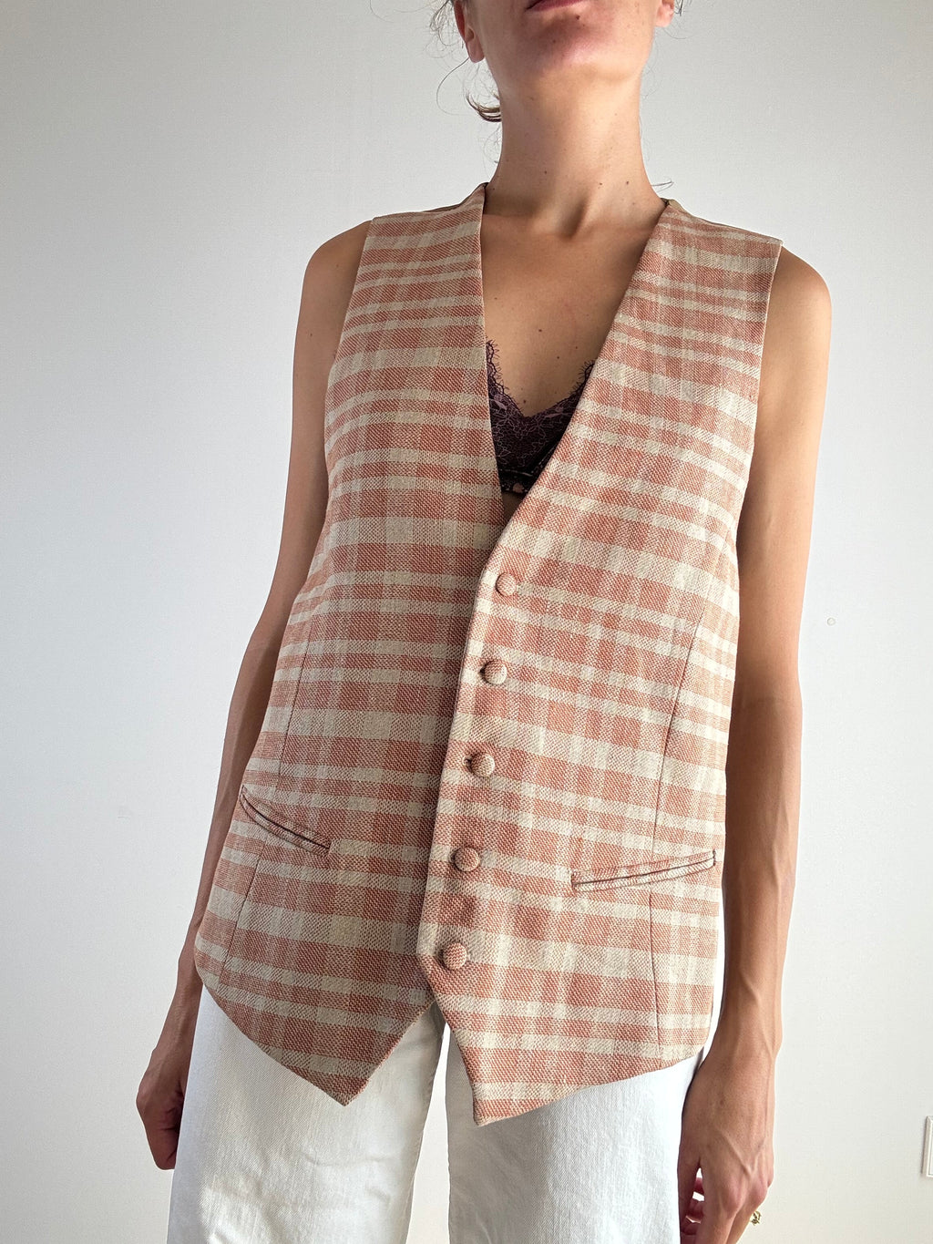 Gilet lungo vintage cotone tartan arancio e beige anni '90, vista frontale intera chiuso con bottoni rivestiti nel tessuto