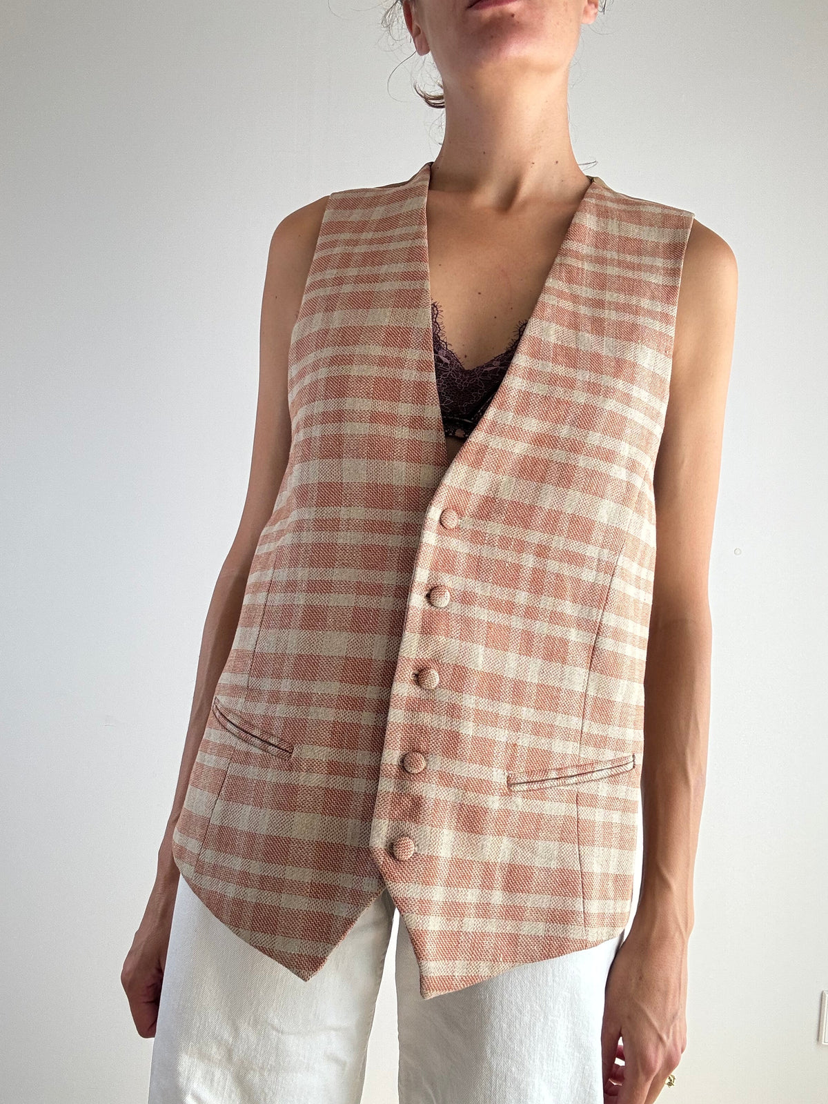 Gilet lungo vintage cotone tartan arancio e beige anni '90, vista frontale intera chiuso con bottoni rivestiti nel tessuto