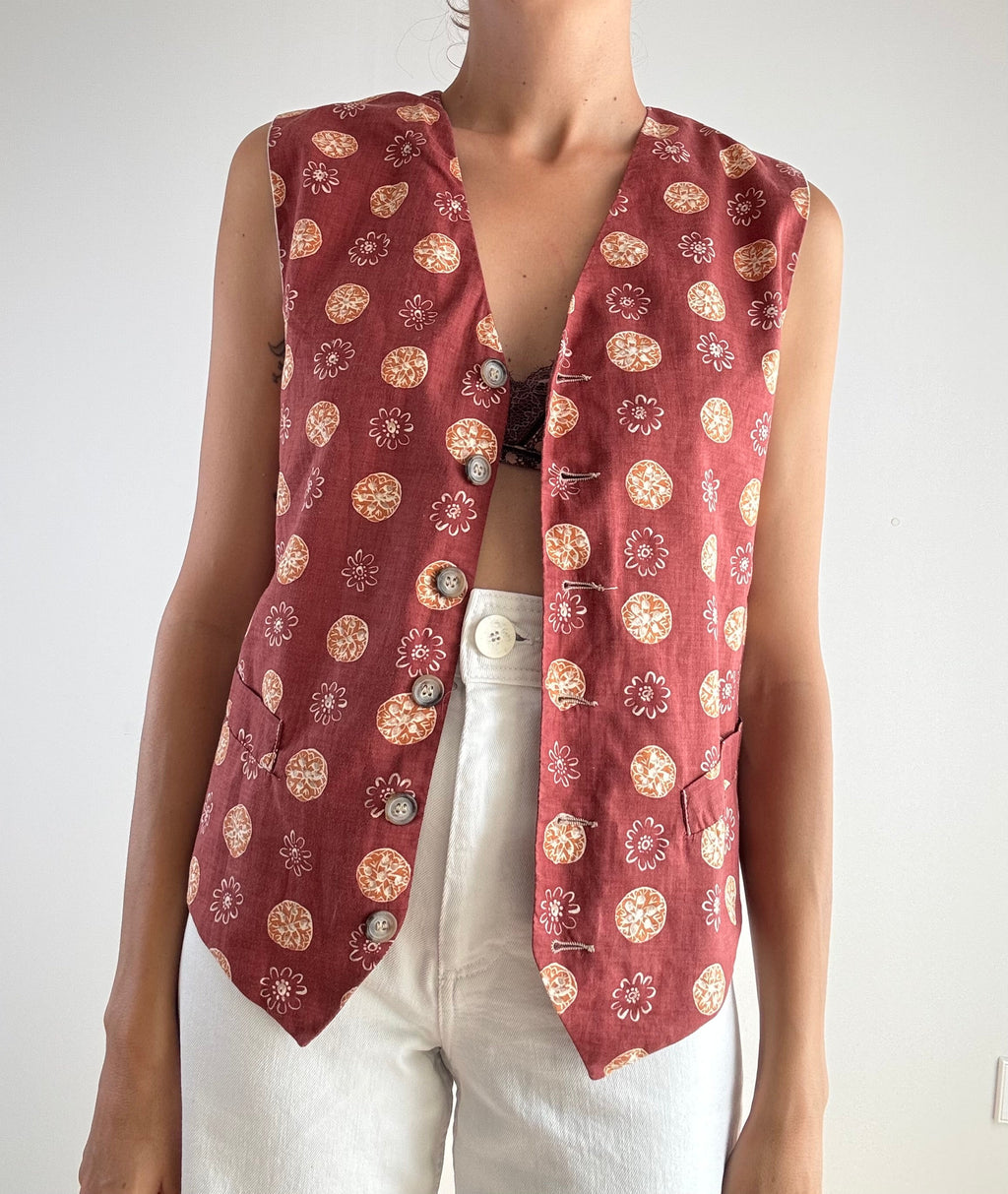 Gilet vintage bordeaux cotone stampa medaglioni floreali Gian Marco Venturi anni '90, vista frontale aperto con scollo a V e bottoni madreperla
