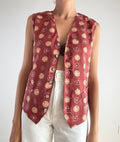 Gilet vintage bordeaux cotone stampa medaglioni floreali Gian Marco Venturi anni '90, vista frontale aperto con scollo a V e bottoni madreperla