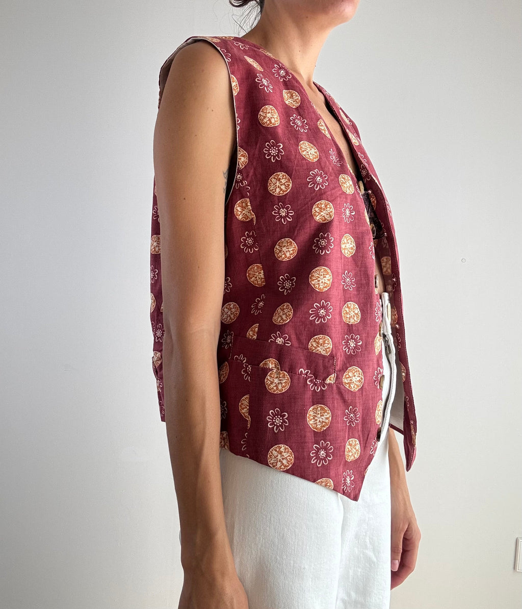 Gilet vintage bordeaux cotone floreale Gian Marco Venturi anni '90, vista laterale con dettaglio bottoni madreperla grigia e tasche a filetto