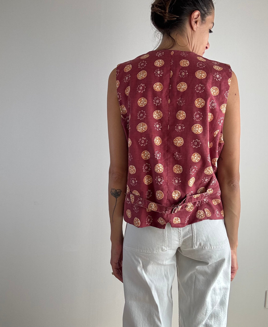 Gilet vintage bordeaux cotone floreale Gian Marco Venturi anni '90, vista posteriore retro in tessuto coordinato con cinturino regolabile