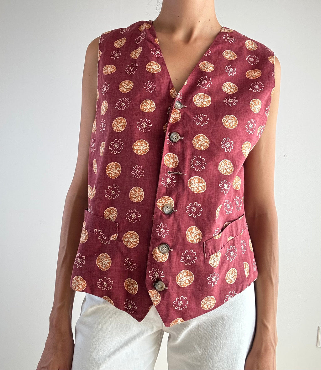 Gilet vintage bordeaux cotone stampa medaglioni floreali Gian Marco Venturi anni '90, vista frontale chiuso con cinque bottoni madreperla grigia