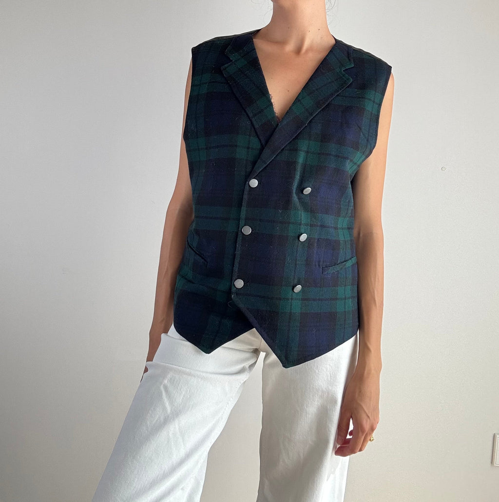 Gilet doppiopetto vintage lana tartan Black Watch verde e blu anni '80, vista frontale chiuso con revers a lancia e bottoni argentati
