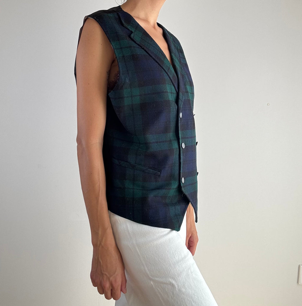 Gilet doppiopetto vintage lana tartan Black Watch verde e blu anni '80, vista laterale con dettaglio bottoni argentati e tasche a petto