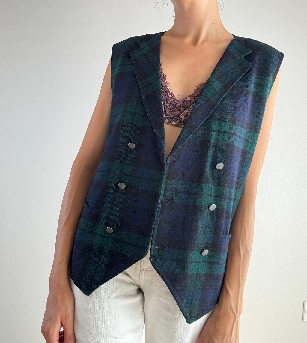 Gilet doppiopetto vintage lana tartan Black Watch verde e blu anni '80, vista frontale aperto con revers a lancia e punte asimmetriche sul fondo