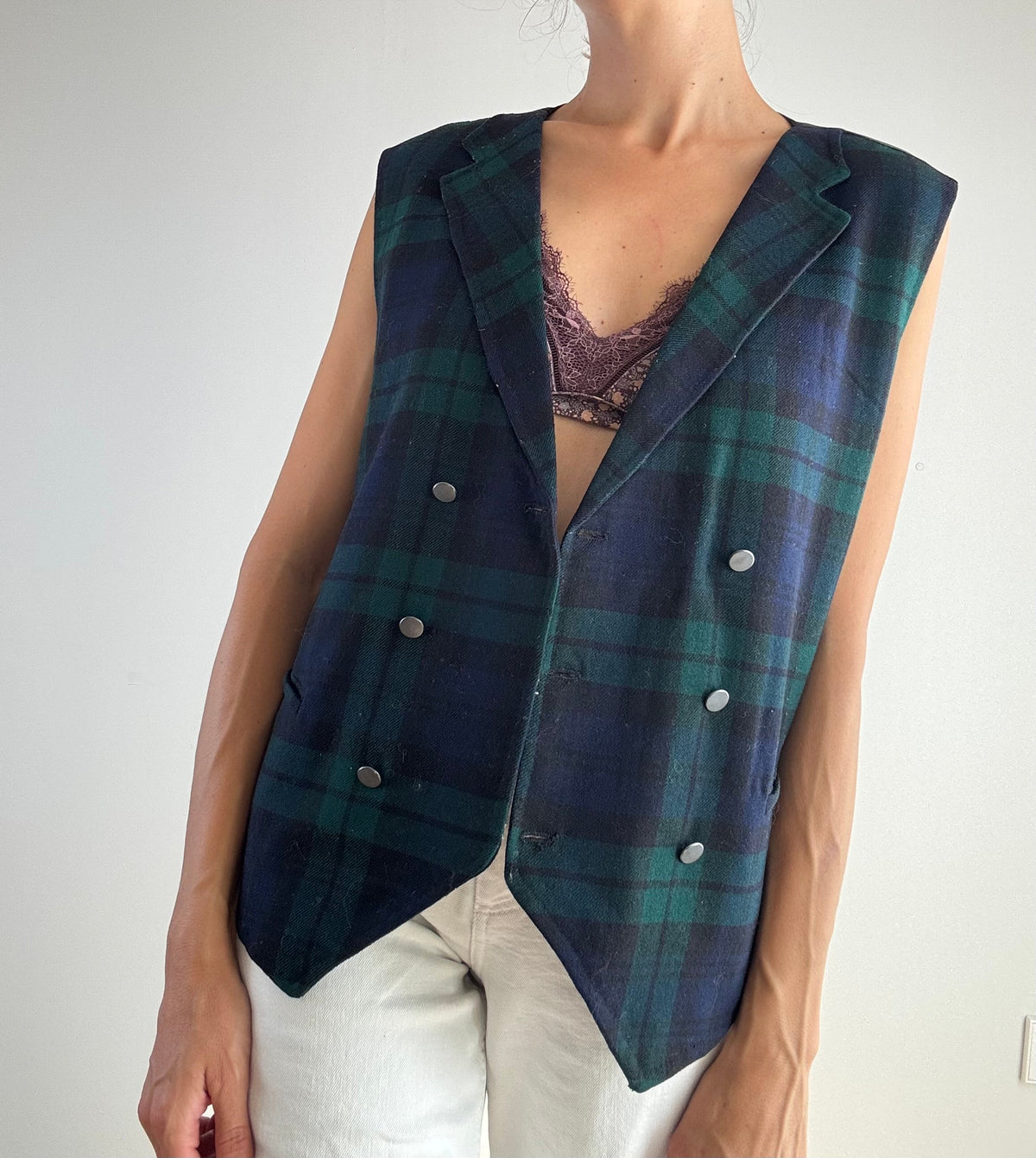 Gilet doppiopetto vintage lana tartan Black Watch verde e blu anni '80, vista frontale aperto con revers a lancia e punte asimmetriche sul fondo