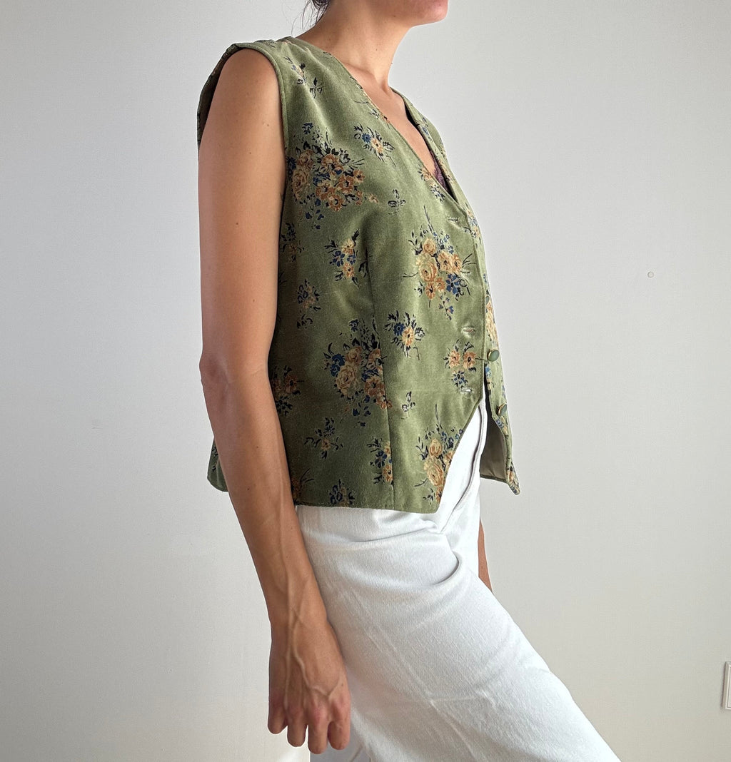 Gilet vintage velluto verde salvia stampa floreale anni '90, vista laterale con dettaglio taglio corto e cucitura centrale retro