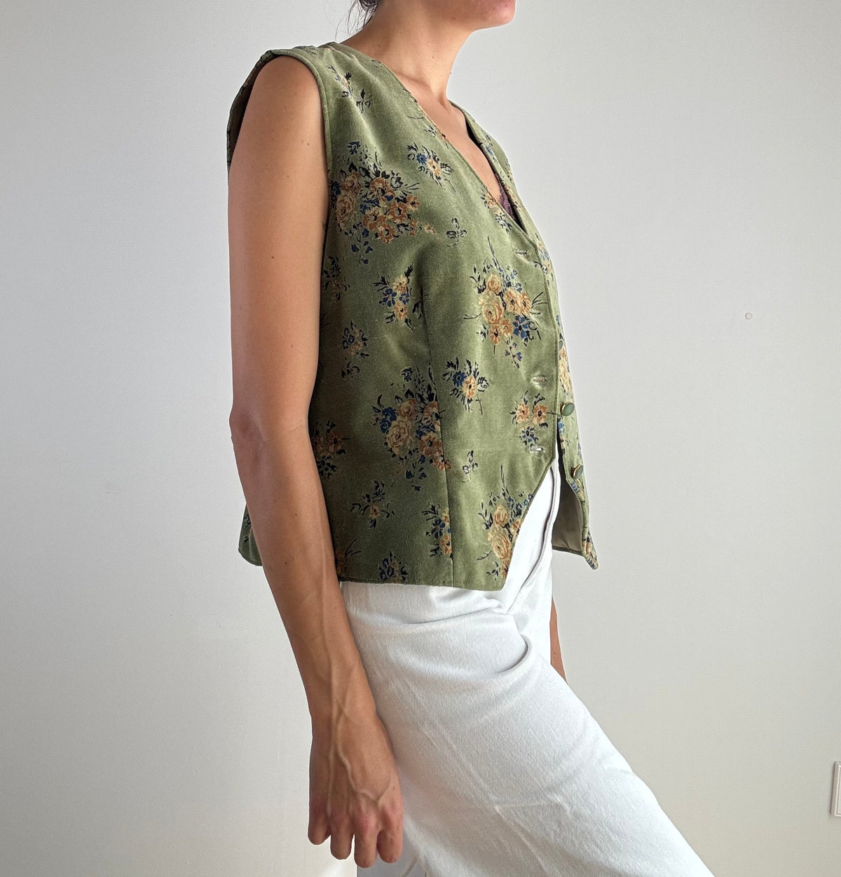 Gilet vintage velluto verde salvia stampa floreale anni '90, vista laterale con dettaglio taglio corto e cucitura centrale retro