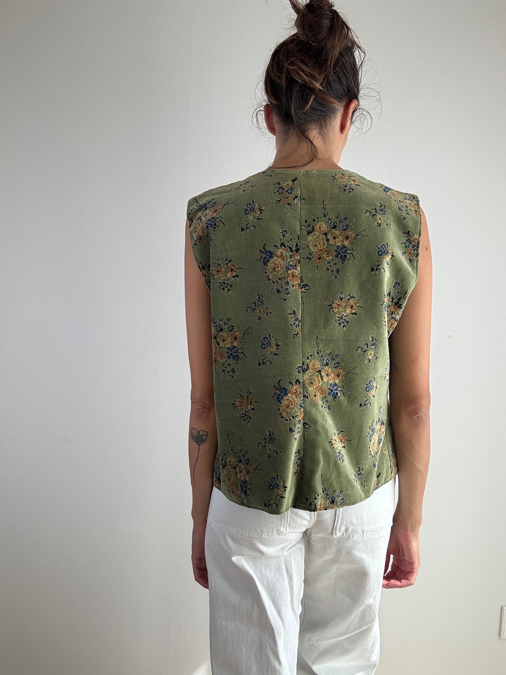 Gilet vintage velluto verde salvia stampa floreale anni '90, vista posteriore con cucitura centrale e retro in tessuto coordinato