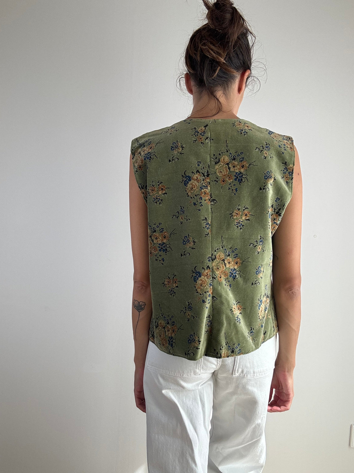Gilet vintage velluto verde salvia stampa floreale anni '90, vista posteriore con cucitura centrale e retro in tessuto coordinato