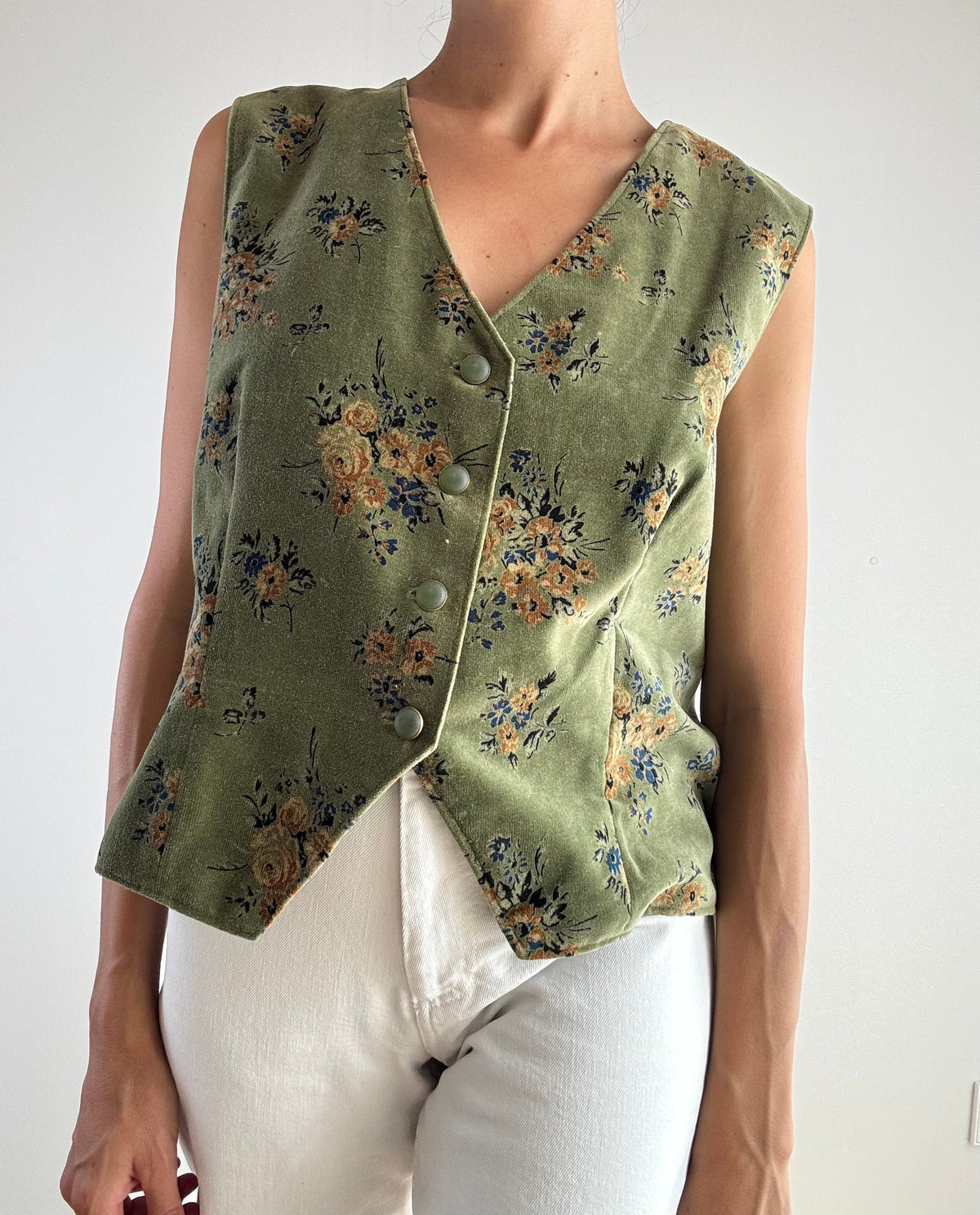 Gilet vintage velluto verde salvia stampa floreale anni '90, vista frontale chiuso con cinque bottoni metallo verde e chiusura asimmetrica