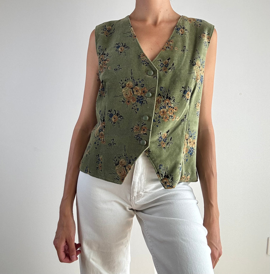 Gilet vintage velluto verde salvia stampa floreale anni '90, vista frontale tre quarti con dettaglio bouquet floreali beige e arancio