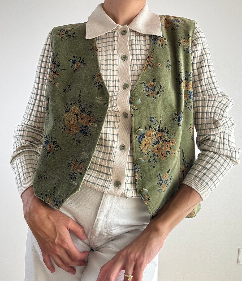 Gilet vintage velluto verde salvia stampa floreale anni '90, look abbinato su camicia a quadri beige e jeans bianchi