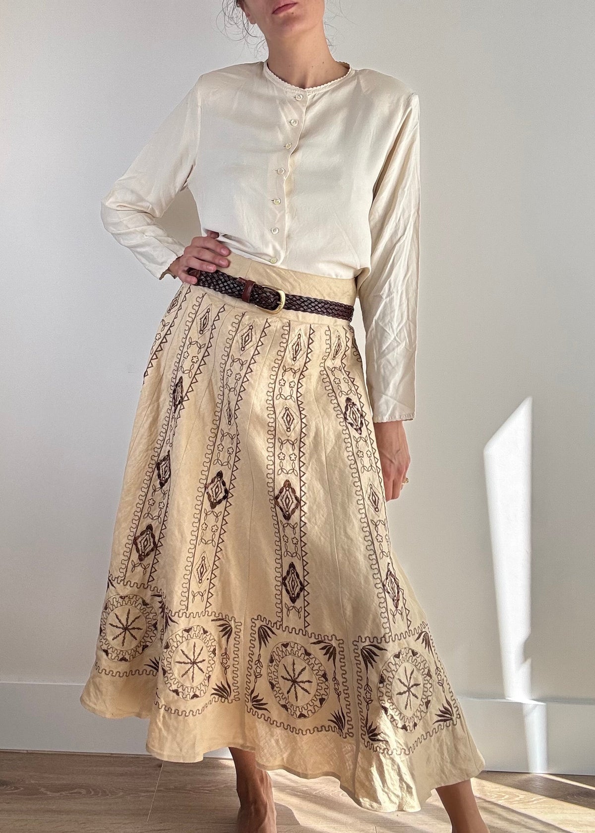 Gonna vintage lino avorio ricamo etnico marrone anni '70, look abbinato con camicia avorio e cintura intrecciata marrone