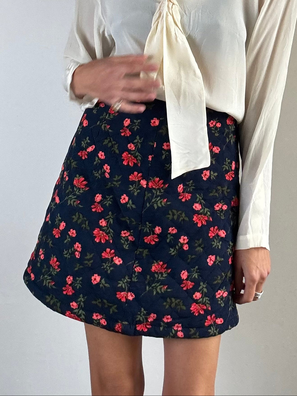 Minigonna trapuntata a fiori
