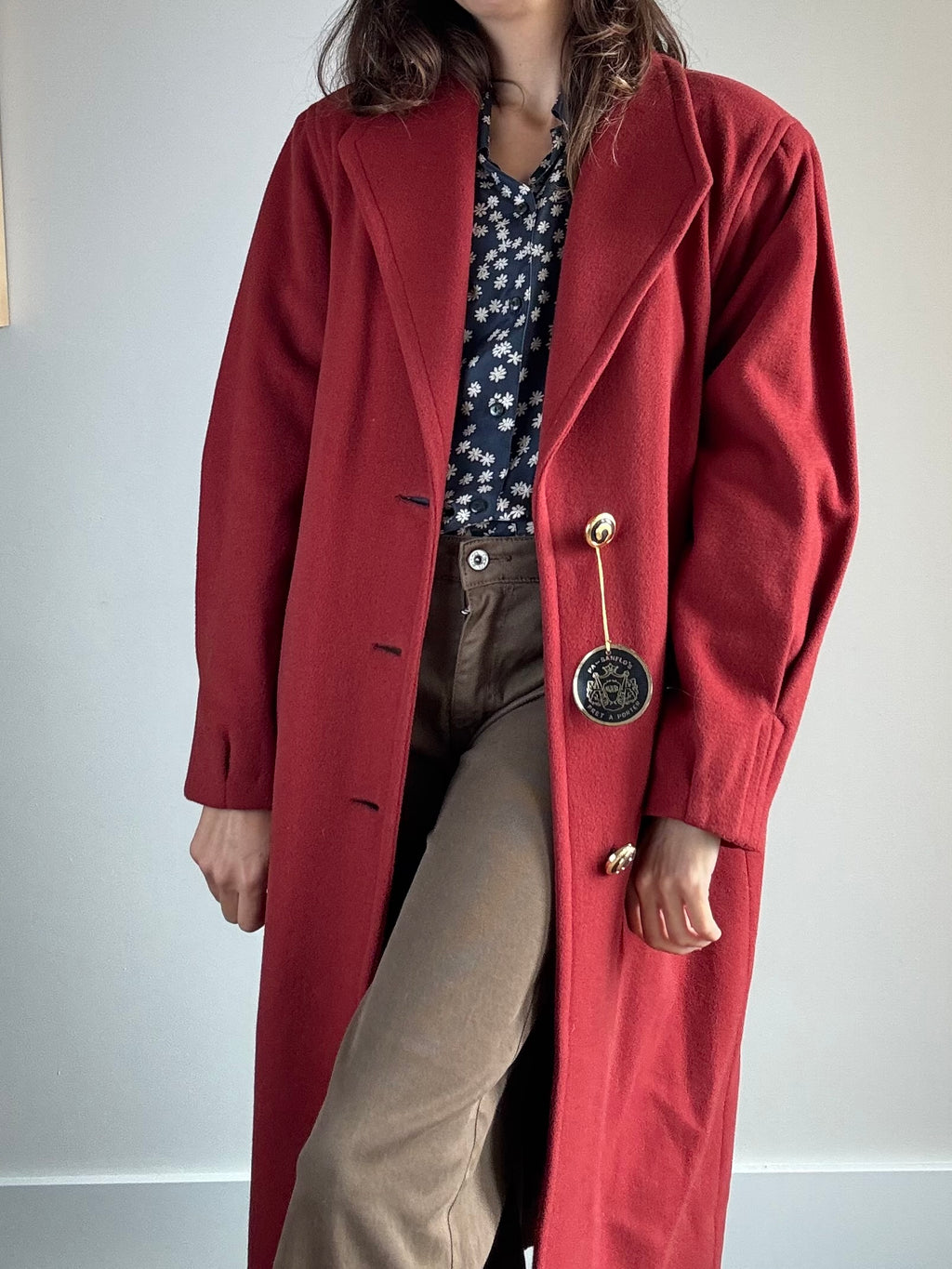 Cappotto rosso con bottoni dorati